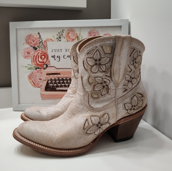 Shyanne Shoes - 🤩EUC Shyanne Floral Embroidered Zip Side Western Cowgirl Ankle Booties, Cream